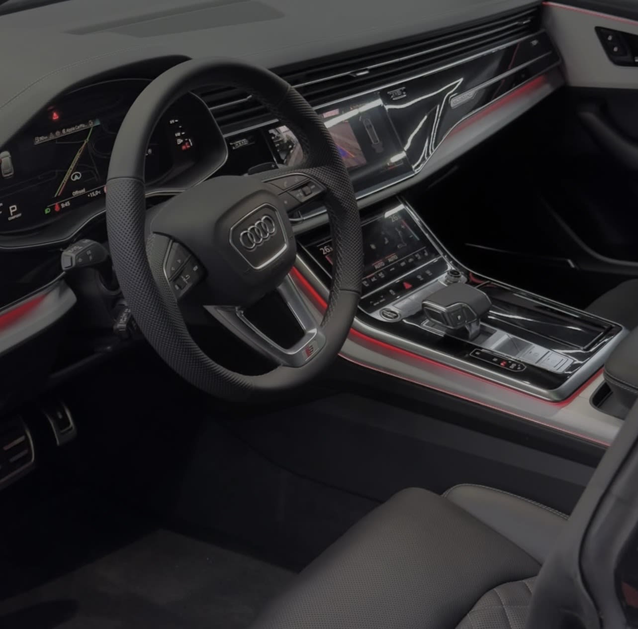 Volan, bord și consolă centrală ale unui interior auto