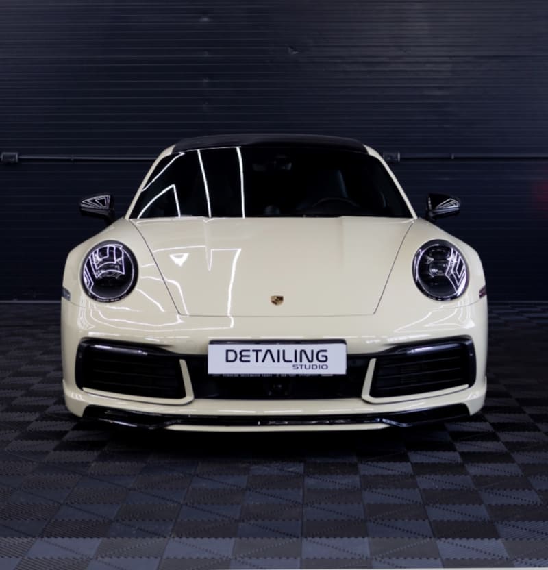 Partea din spate a unui Porsche finalizat, protejat cu folie PPF