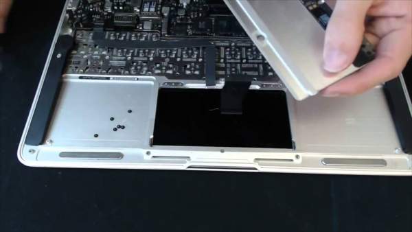 how to clean a macbook trackpad