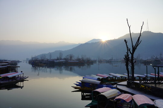Srinagar Travel Guide: Dal Lake, Houseboats & More