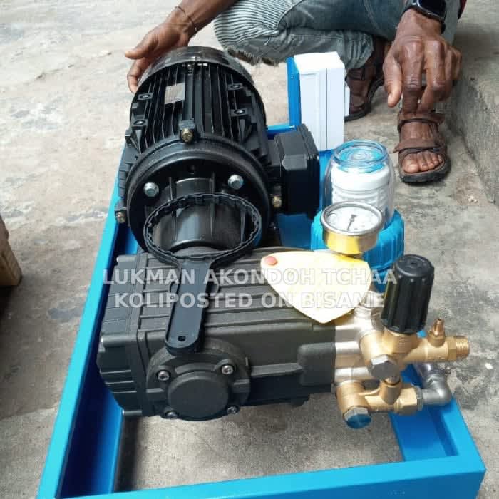 Commercial high-pressure washer/Car Washing Bay machine.