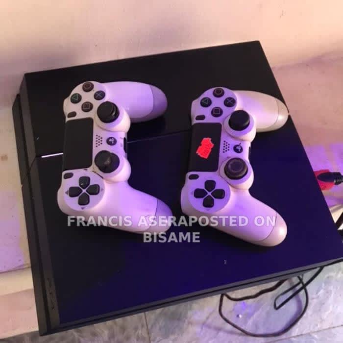 SONY PLAYSTATION 4 PRO COMSOLE 1TB & padx2