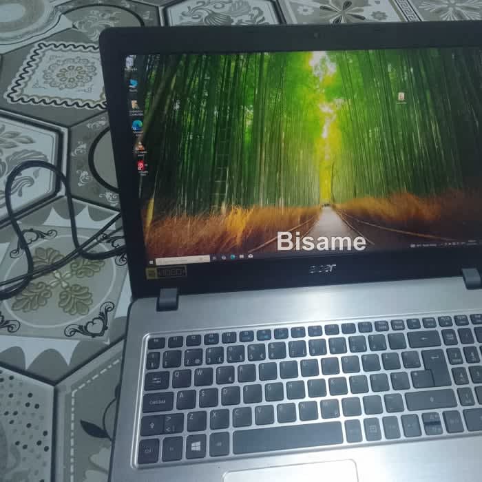 Laptop ACER 8GB AMD Ryzen SSD 256 GB