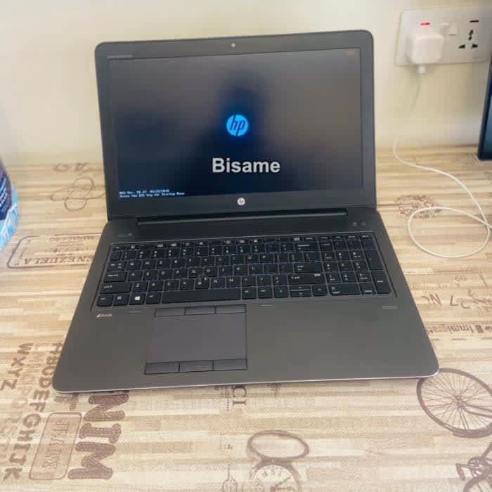 Laptop HP 8GB Intel Xeon SSD 256 GB