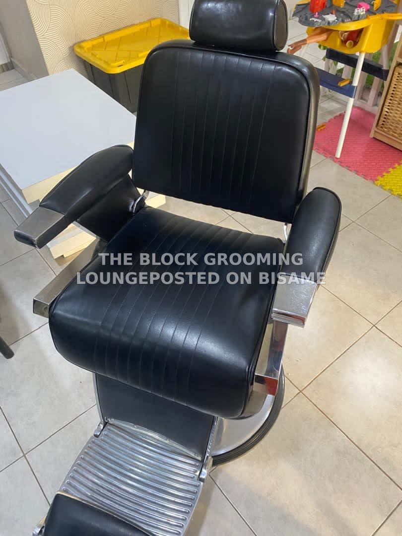 Professional Black Barber Chair (Heavy-Duty)