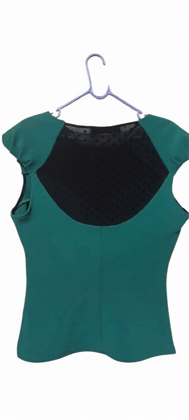 Elegant Kardashian Netted Green Top – UK 14 Ready-to-Wear
