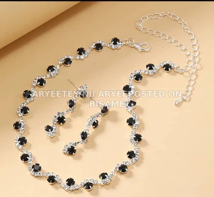 A Set of Ladies Necklace with Ear Ring