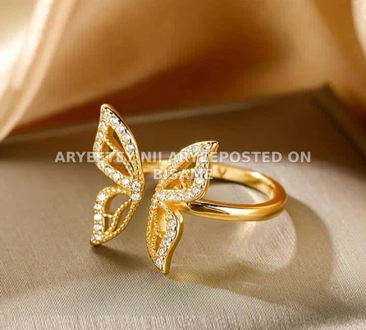 A set of ladies engagement ring