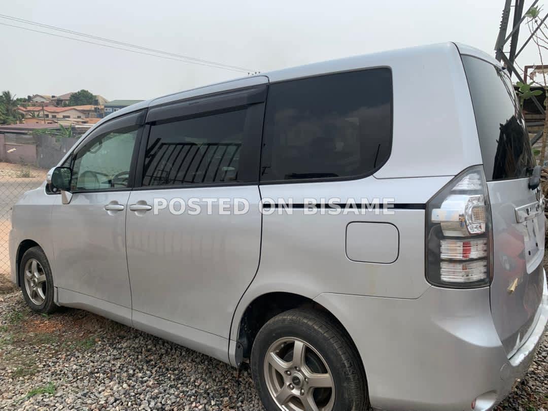 Toyota Voxy 2012