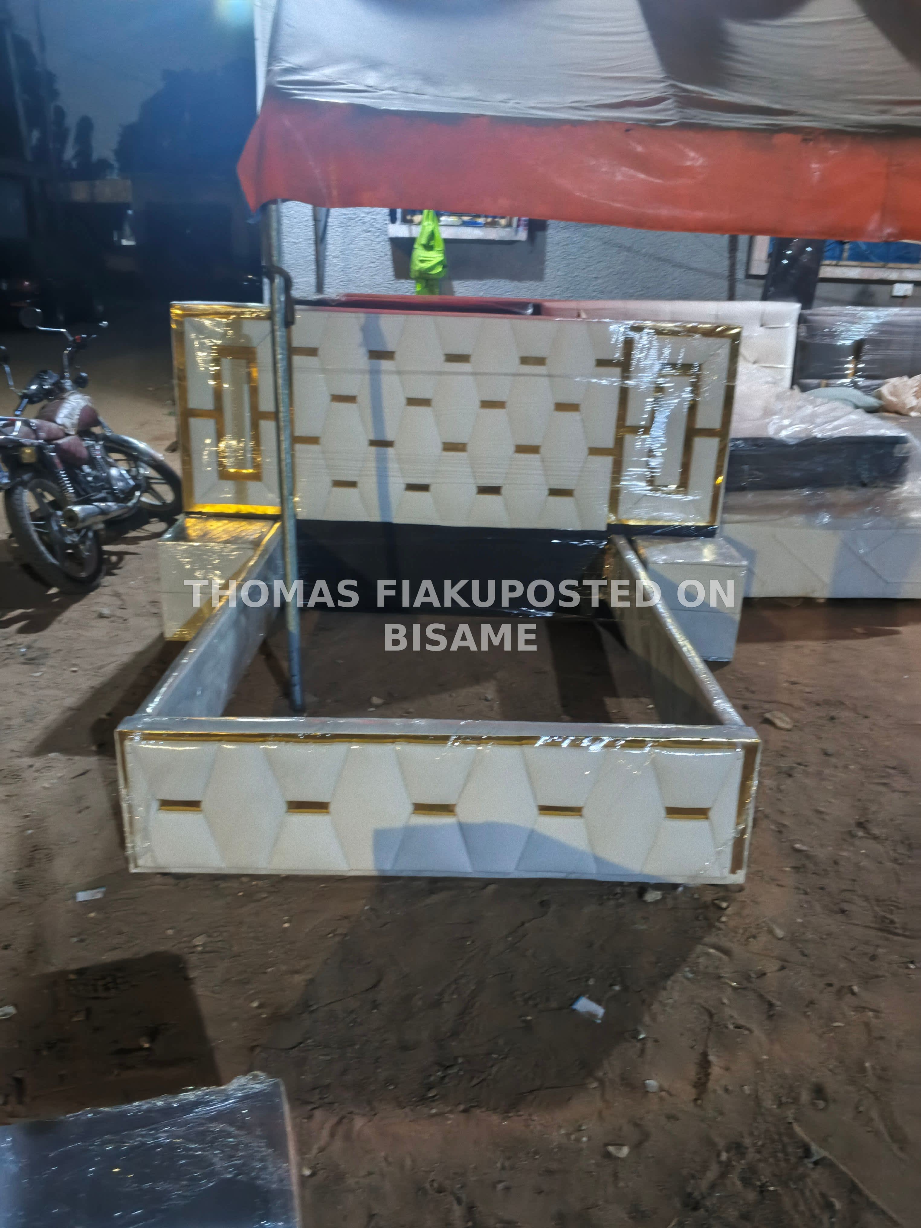 QUEEN SIZE BED WITH DRAWER
