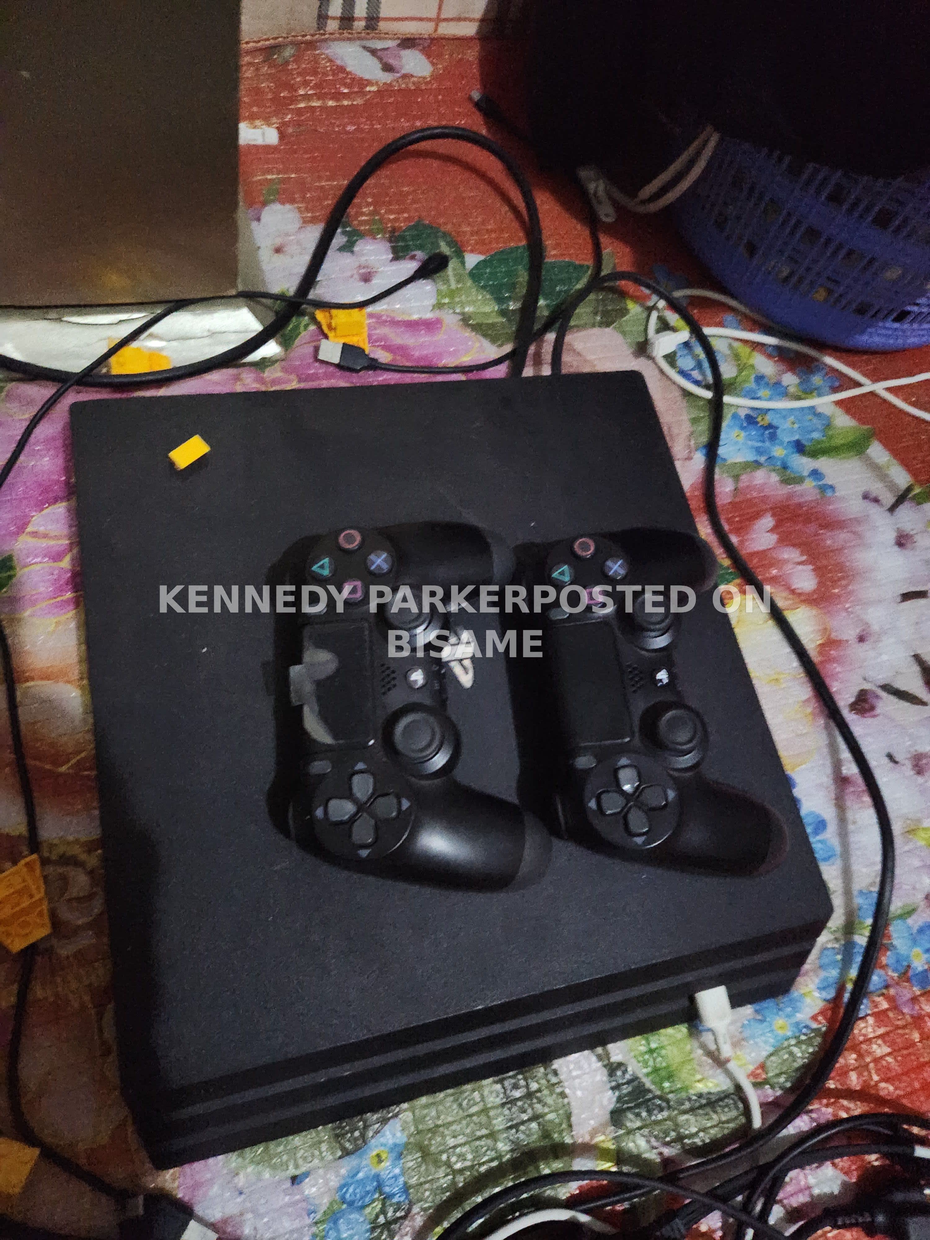 PS4 PRO JAILBREAK 1TB WITH GAMES AND 2 CONTROLLERS