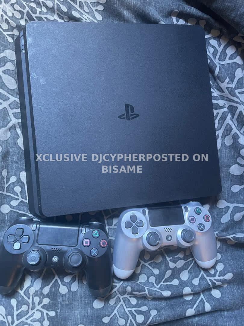 PlayStation 4 With 2 Controllers