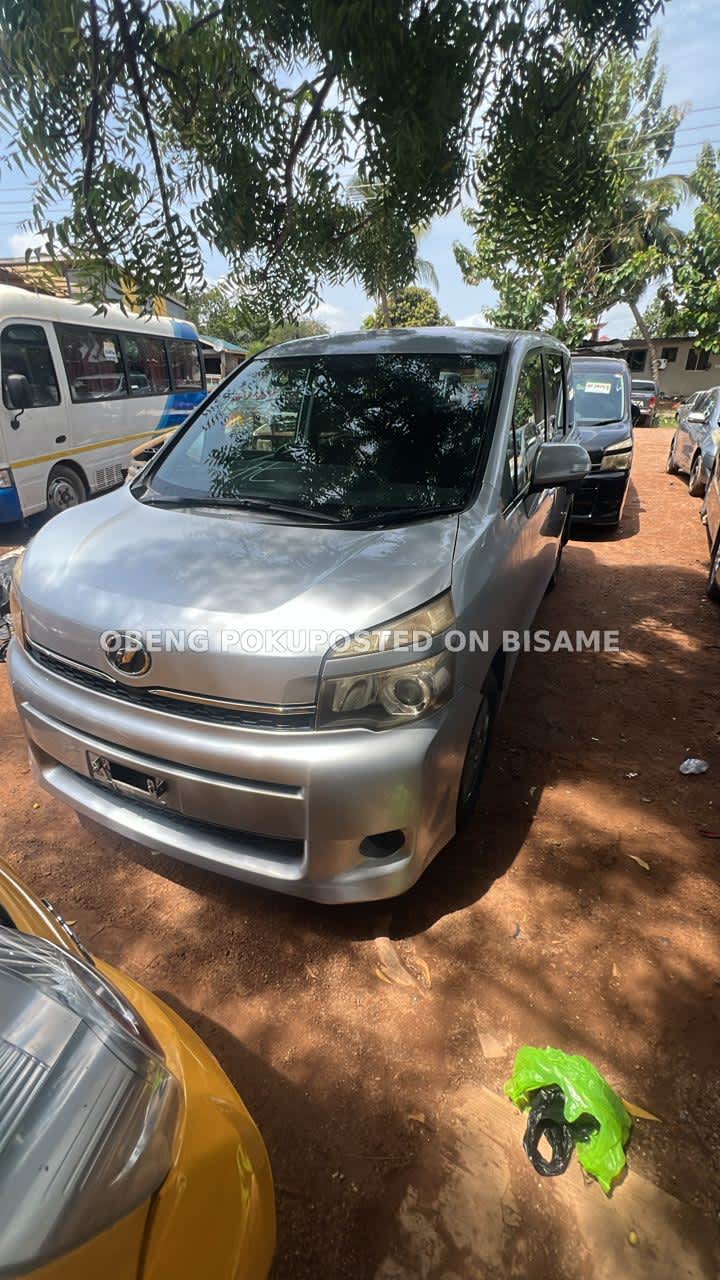 Toyota Voxy 2012