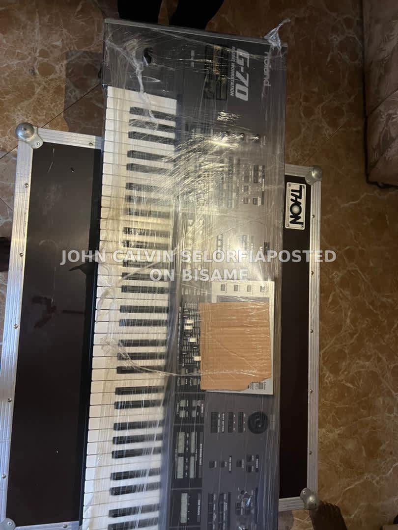 Roland G-70 music workstation keyboard