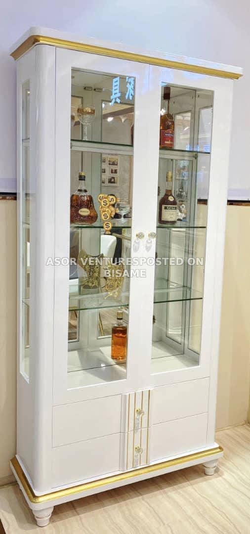 Modern Showcase Cabinet/Conner Bar