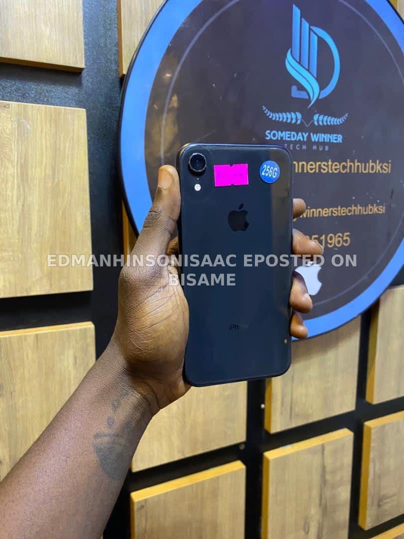 iPhone XR, 3GB RAM, 64GB