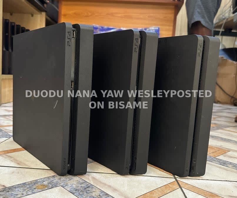 PS4 Slim with 5 games(UK,GERMANY,USA) USED