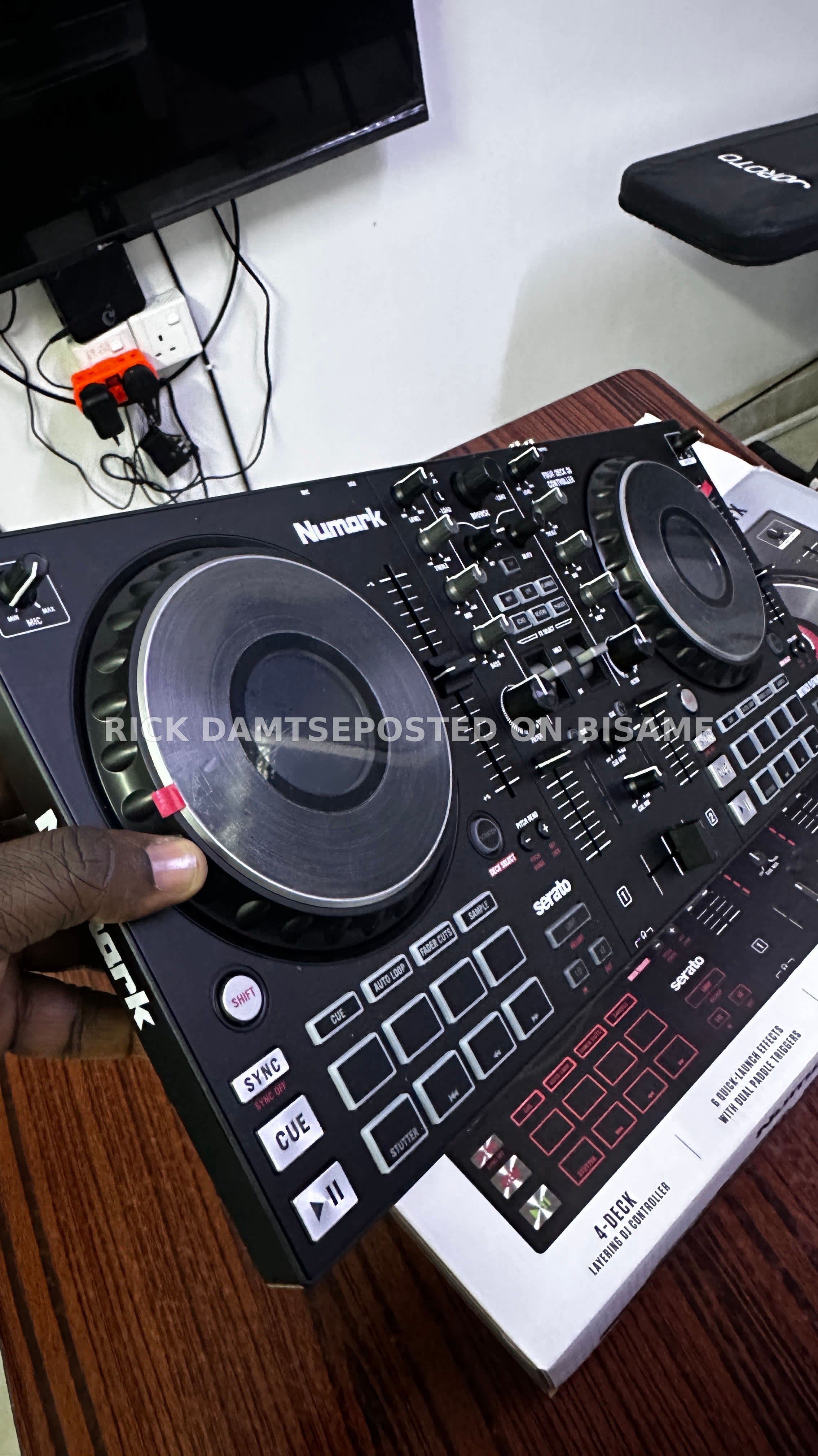 NUMARK MIXTRACK PLATINUM FX