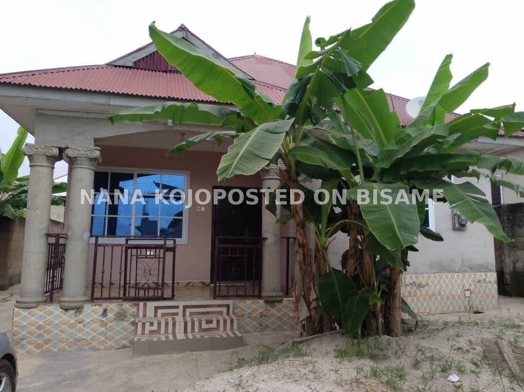 4 Bedroom House with Store for sale in Kumasi Mamponteng