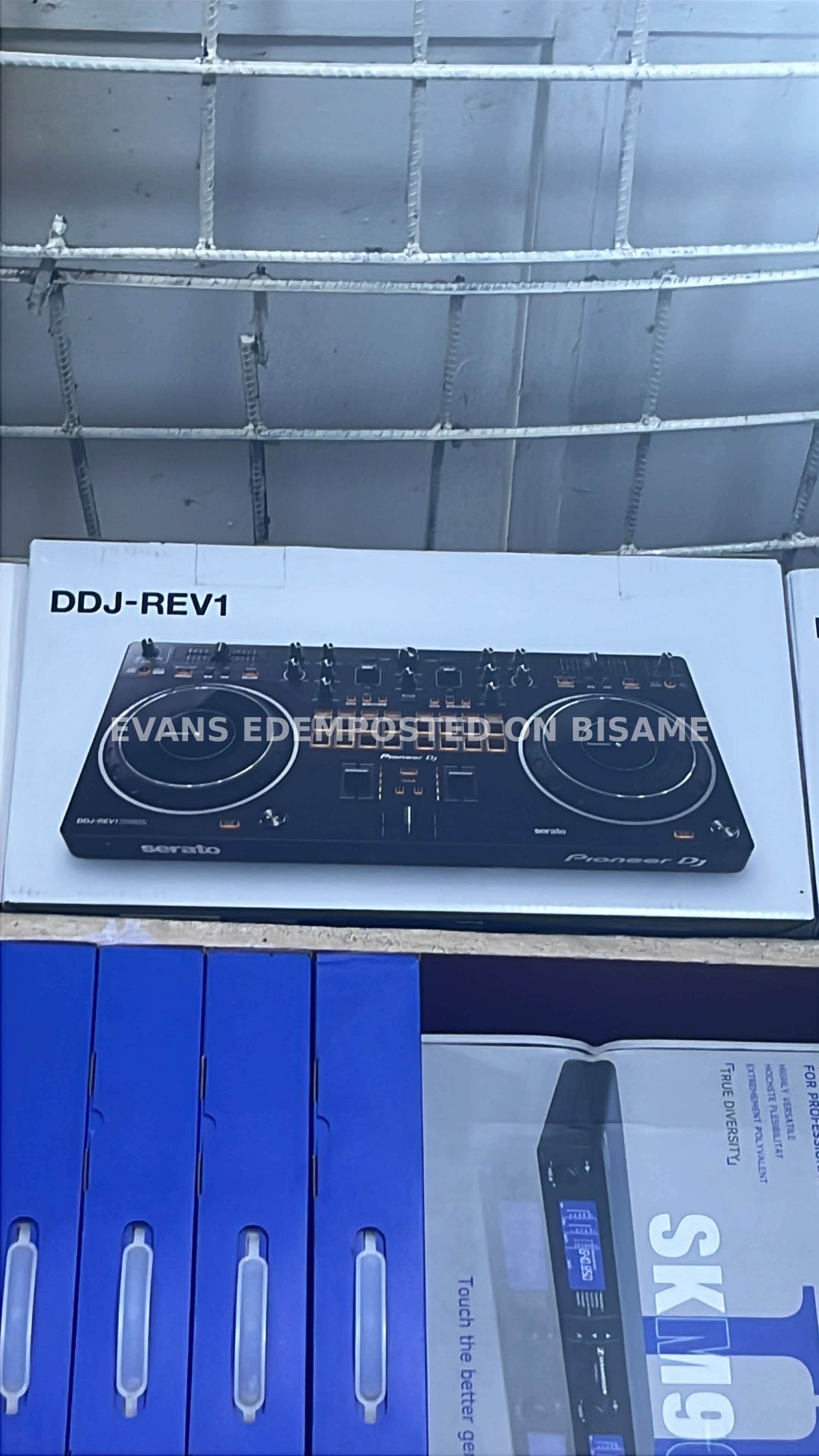 DDJ-Rev1 DJ Controller