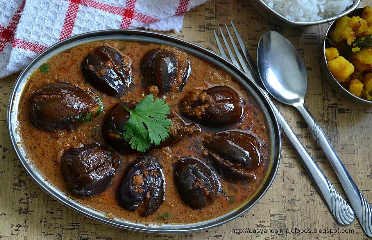 Kathirikai Kuzhambu (Stuffed Aubergine Curry in Tamarind Gravy)