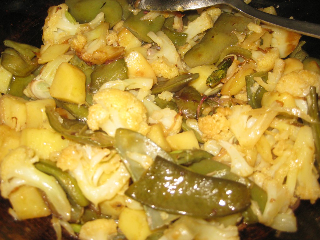 Tarkari (Nepali Potato, Cauliflower and Pea Curry with Rice)