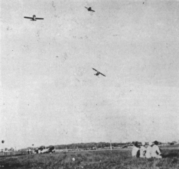 Multiple aircraft racing at Cleveland with spectators watching from the ground