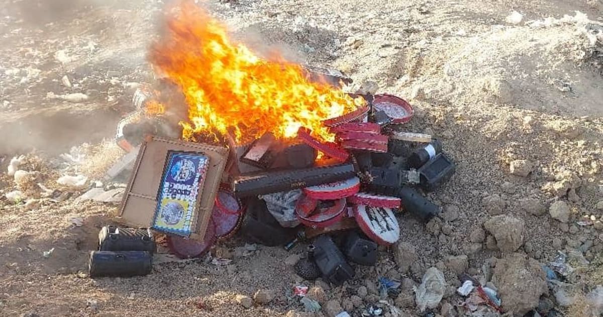 طالبان ده‌ها ابزار موسیقی را در میدان‌وردک به آتش کشیدند