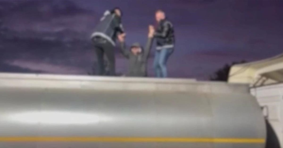 Turkish police arrested 32 Afghan refugees from a sewage tanker