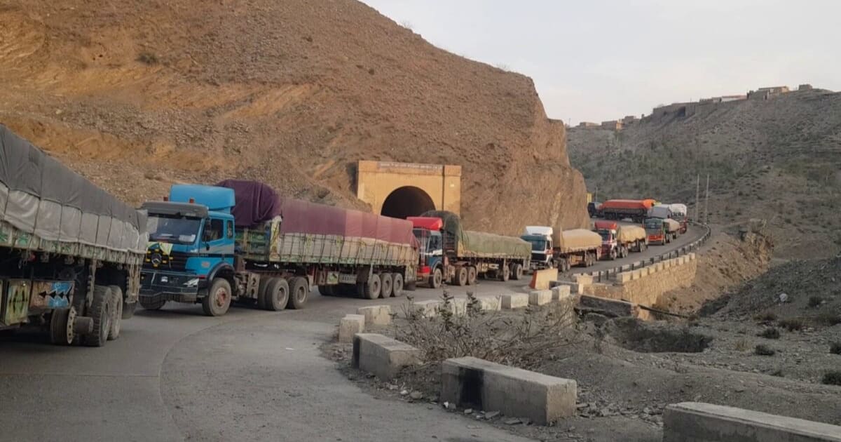 بسته‌ماندن گذرگاه‌ها، بازرگانان افغانستان و پاکستان را متضرر کرده است