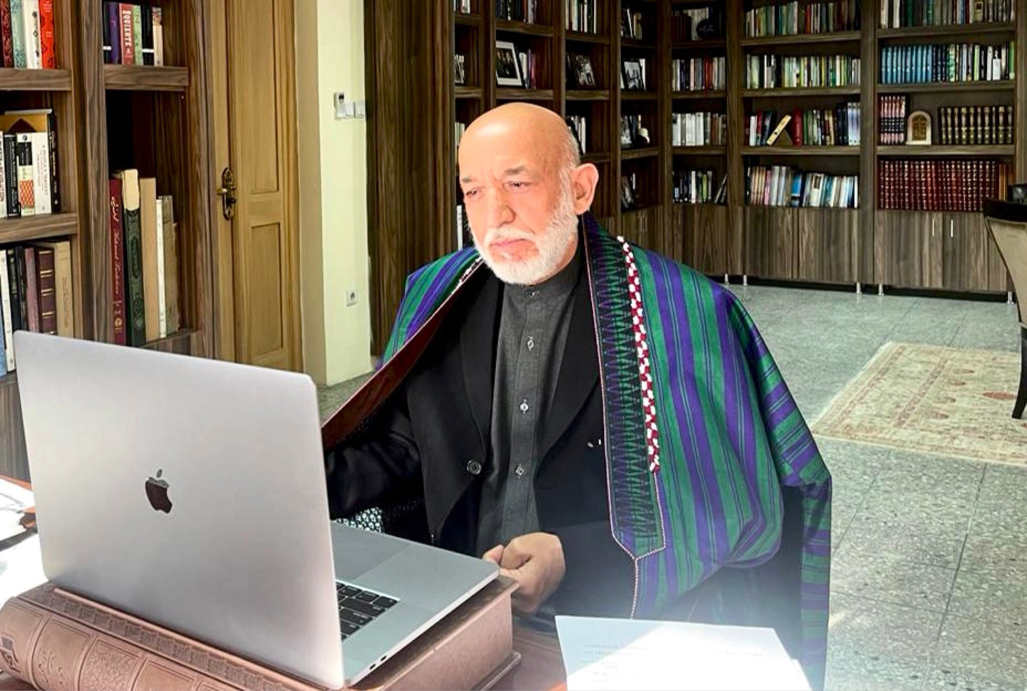 حامد کرزی: هرچه زودتر درب مکاتب و پوهنتونها را به روی دختران بگشاید