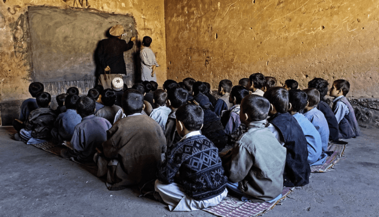 روزگار یک آموزگار؛ خودم بازنشسته و سه پسرم بیکار شدند