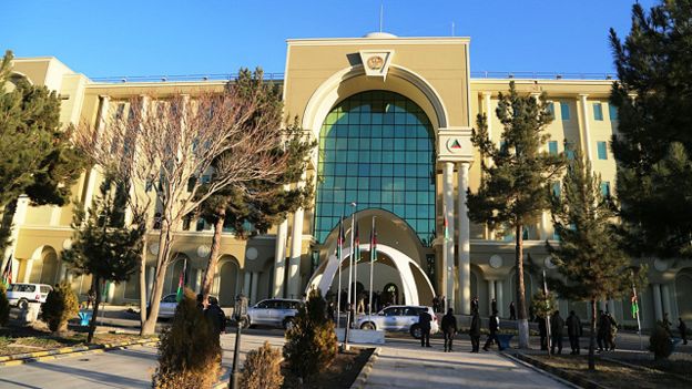 دهها تن از کارمندان وزارت دفاع برکنار شدهاند