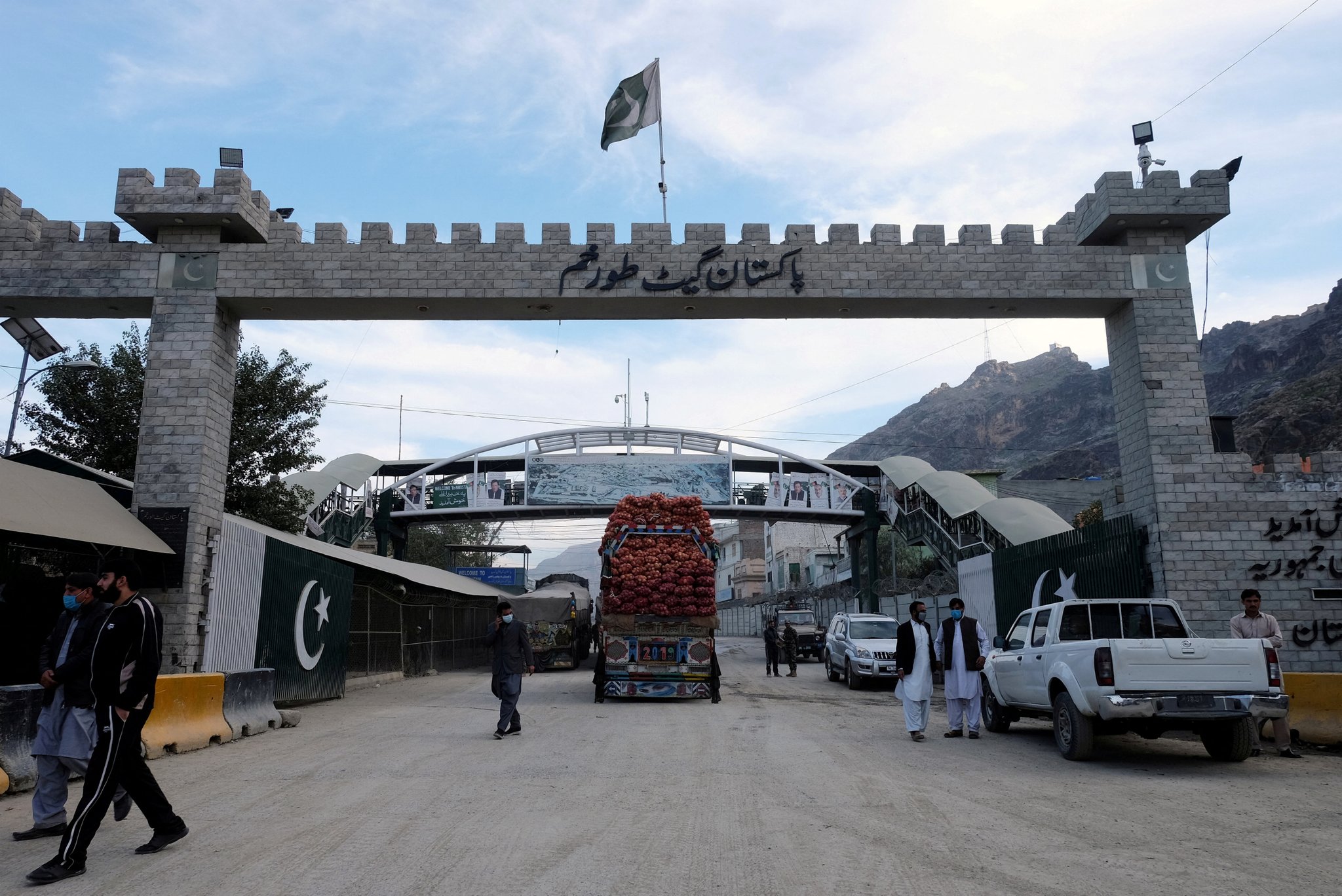 ۲۰۰ موتر باربری بازرگانان افعانستان در تورخم متوقف شدند