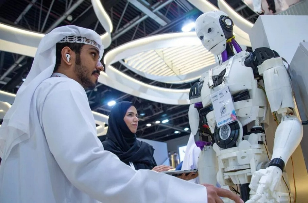 رونمایی نخستین کارمند دولتی هوش مصنوعی در ابو ظبی