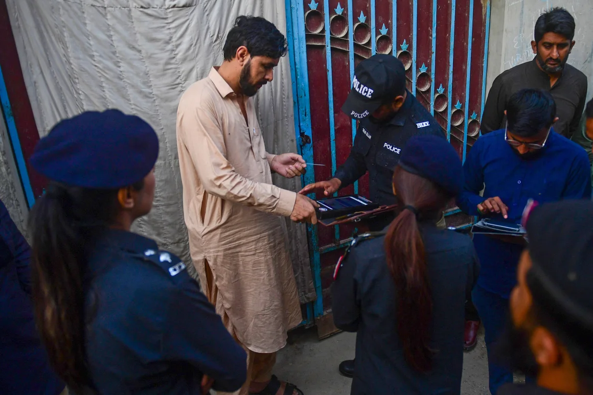    ۱۰۰  هزار پناه‌جوی افغانستان در پاکستان بازداشت شده‌اند