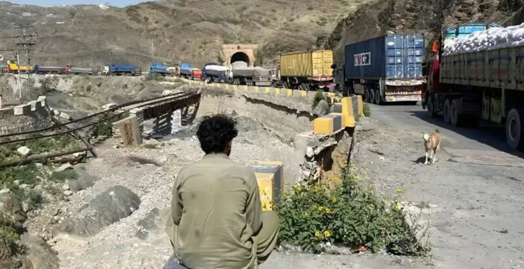 توقف بیش از ۱۱ هزار کانتینر تاجران افغانستان در بندر کراچی