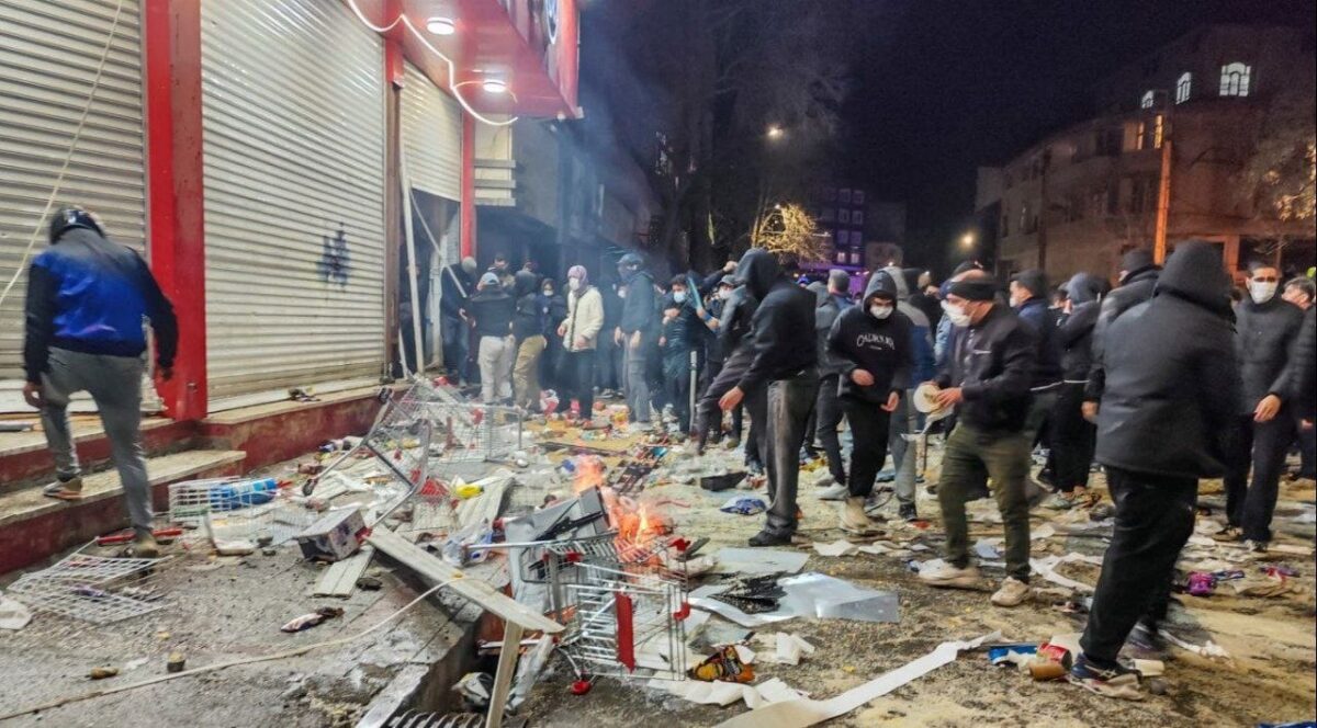 اعتراض‌ها در ایران؛ ده‌ها نیروی امنیتی و بیش از ۱۰۰ معترض کشته شدند