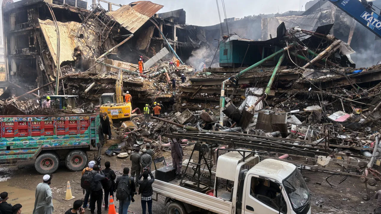 ۲۳ کانتینر بازرگانان افغانستان در آتش‌سوزی پاکستان حریق شدند