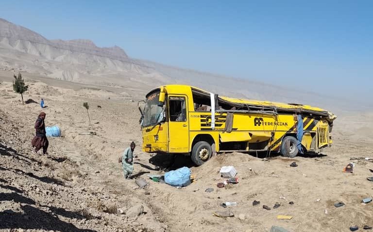 واژگونی موتر مسافربری در بادغیس ۹ کشته و ۳۵ زخمی برجای گذاشت