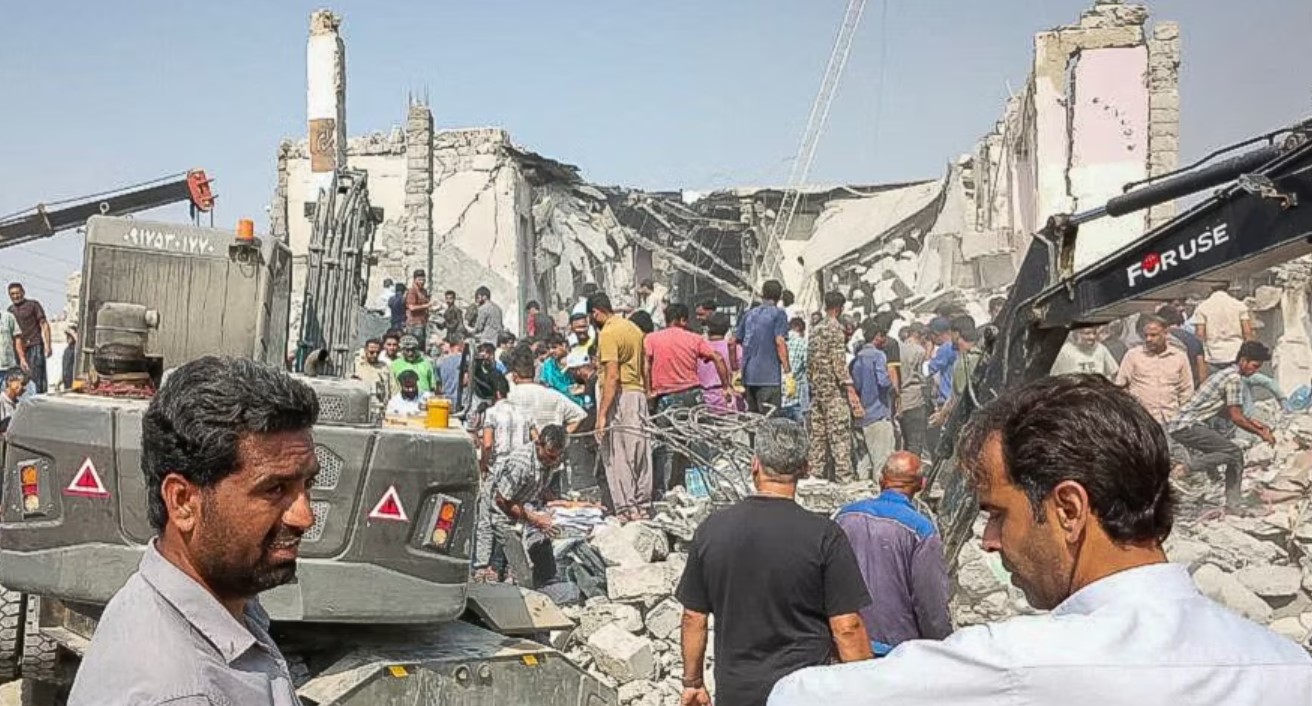 حمله‌ی به مکتب دخترانه در جنوب ایران بیش از ۲۴۰ کشته و زخمی برجای گذاشت