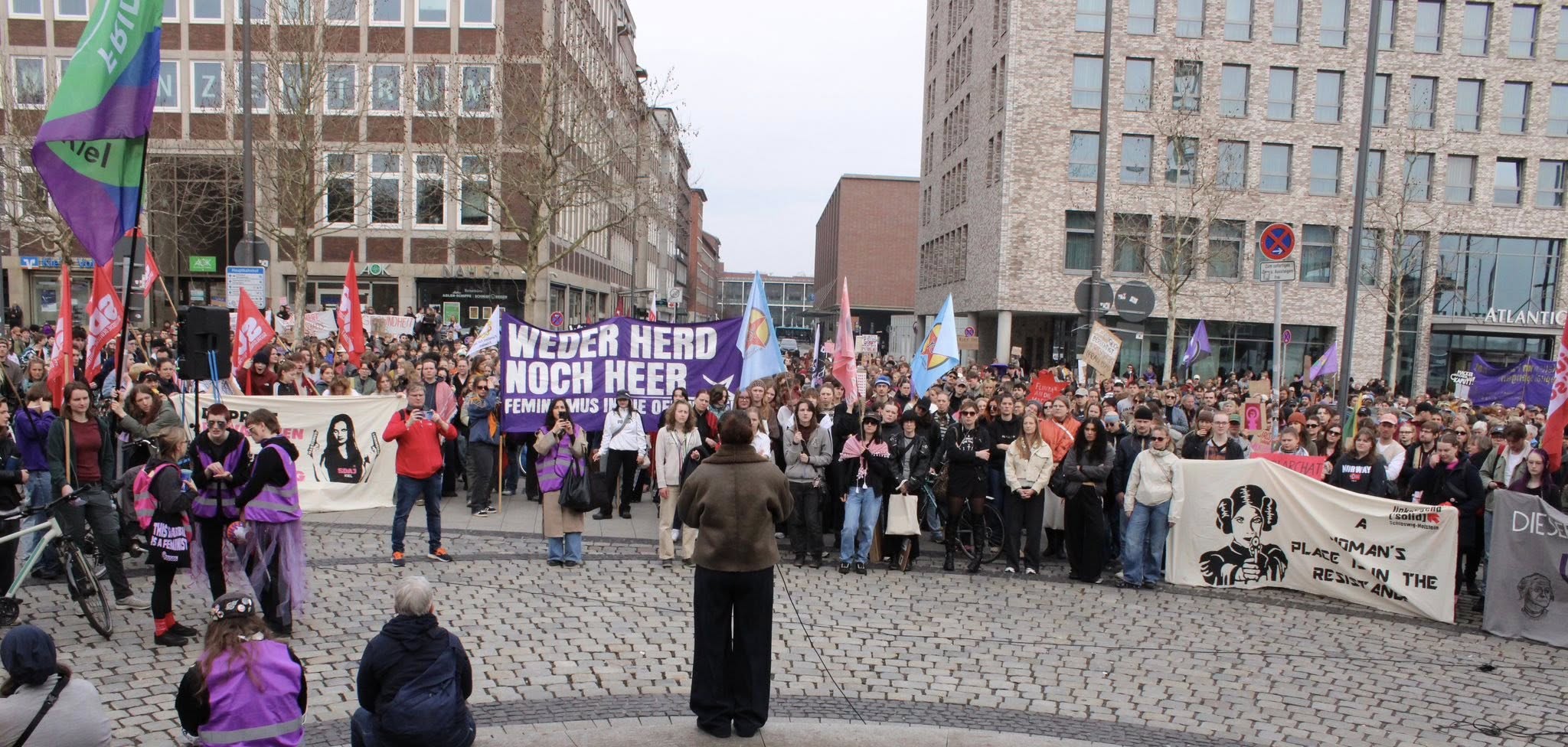 فعالان زن در آلمان: زنان افغانستان ۱۶۶۶ روز ایستادگی کرده‌اند   