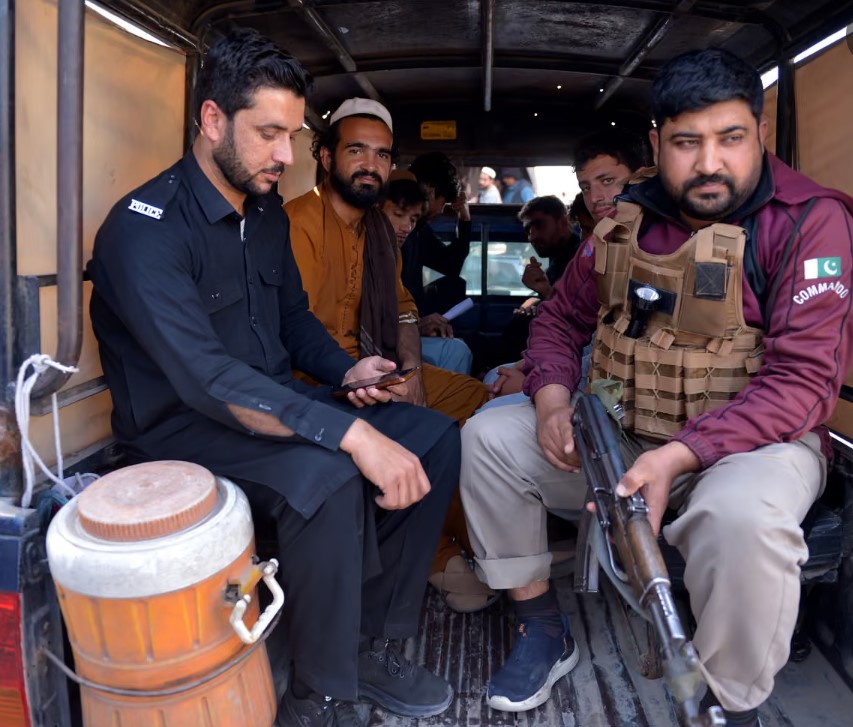 فشارها و بازداشت‌ مهاجران افغانستان در پاکستان شدت گرفته است 