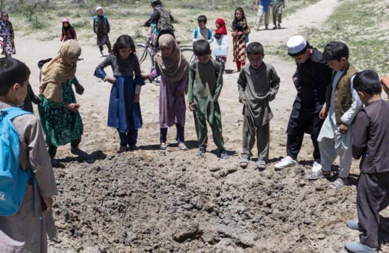 کودکان در افغانستان بیش‌ترین قربانیان مهمات منفجرناشده اند 