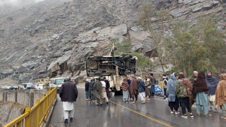 حادثه‌ی ترافیکی در لغمان؛ ۴۷ نفر کشته و زخمی شدند 
