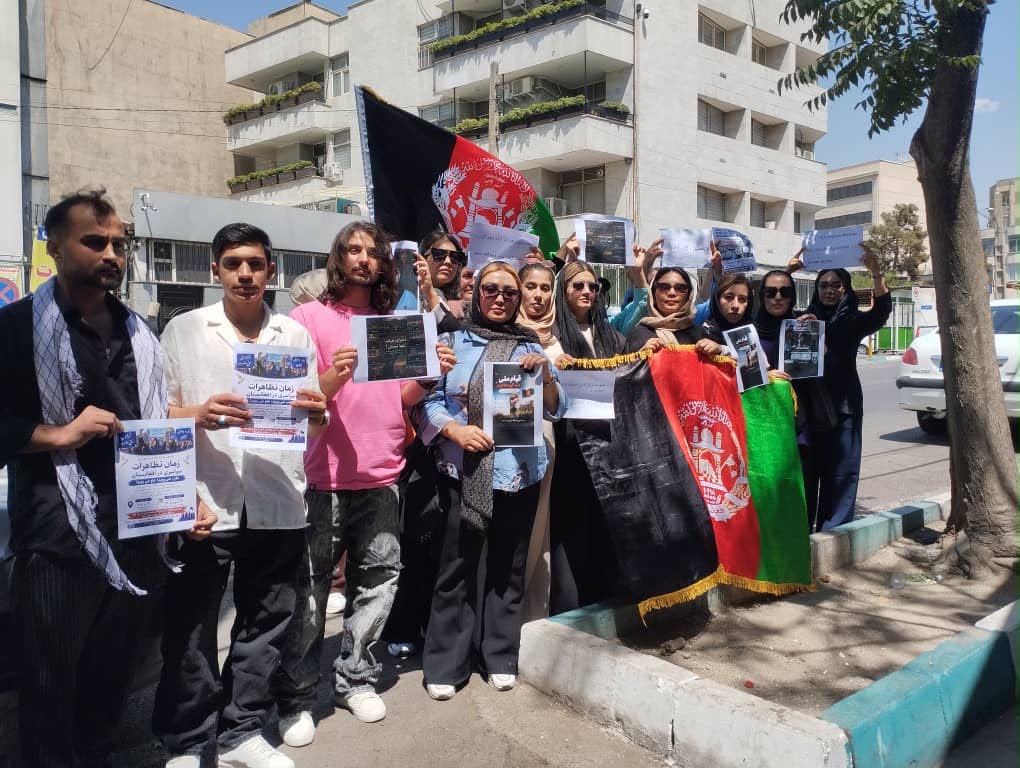 اعتراض زنان افغانستان در برابر سفارت زیر اداره گروه حاکم در تهران