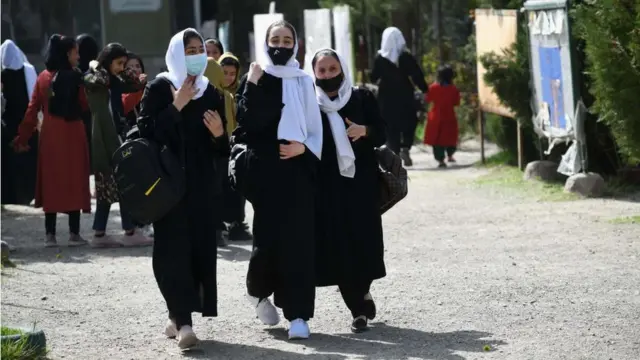 دخترانی که در انتظار صنف هفتم سال‌های جوانی را از دست می‌دهند