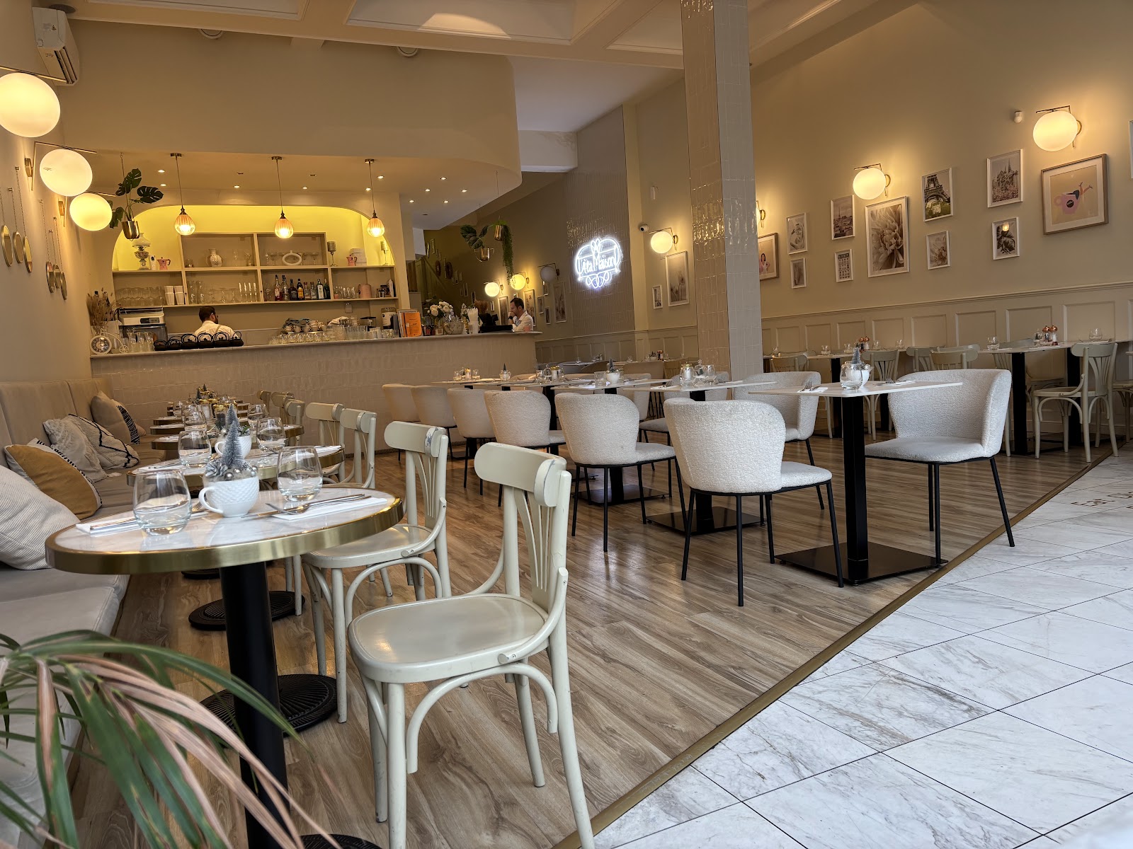Á la Maison Restaurant 1