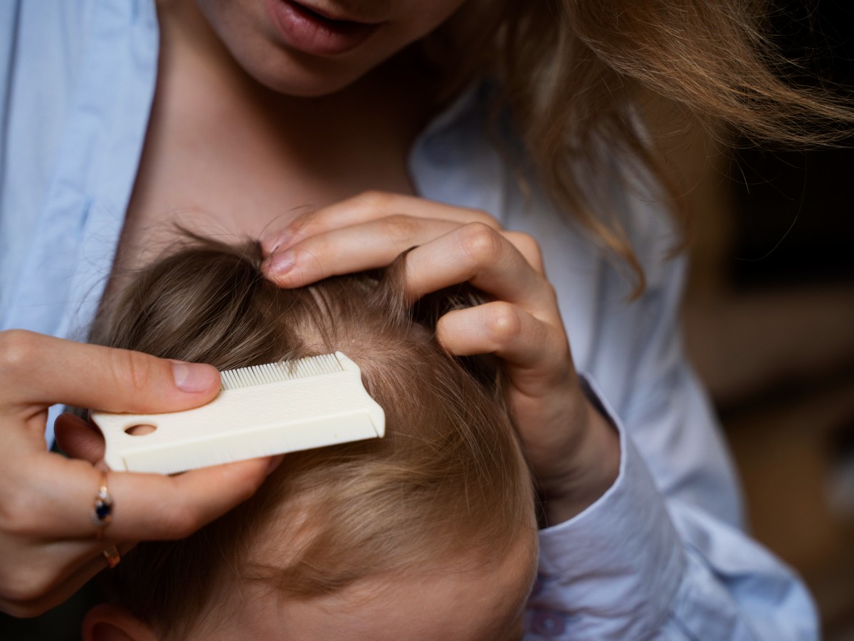 simple step by step guide how to wash your child’s hair according to their age