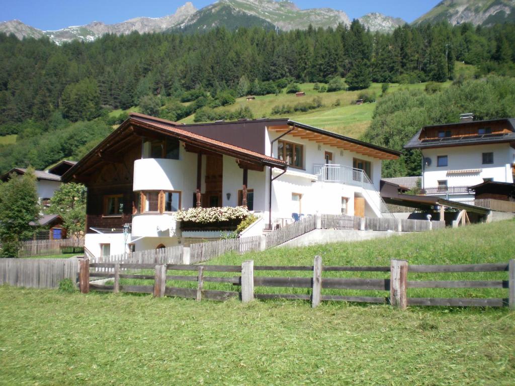 Haus Mattle — Außenansicht Sommer